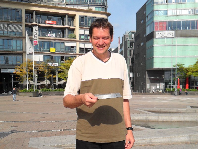 Jörg Benner wirft im Mediapark Köln ein original Frisbie Pie Tin