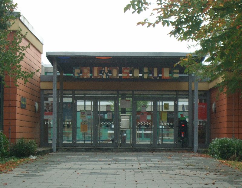 Eingang der Konrad Adenauer-Grundschule in Köln-Esch