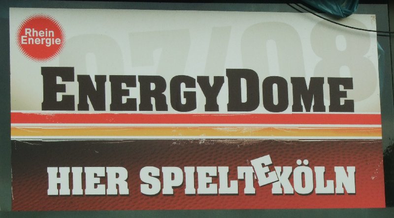 Eines von vielen Bannern am Energy-Dome: "Hier spielt(e) Köln"