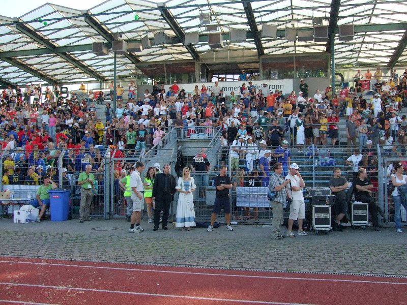 Die Tribüne des Frankenstadions mit DFV-Präsident Volker Schlechter, Bürgermeister Hayek und dem Käthchen