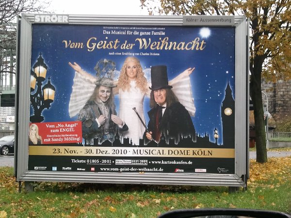 Plakat am Rheinufer für die Kölner Musical-Produktion "Vom Geist der Weihnacht"