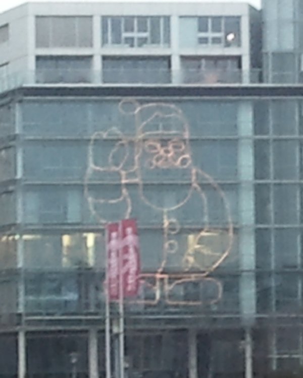 Weihnachtsmann grüßt von der Fensterfront des Kölner Mediparks