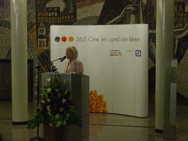 Bürgermeisterin Elfi Scho-Antwerpes bei ihrem Grußwort zur Kölner "Orte"-Ausstellung