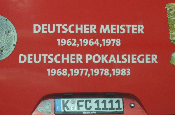 Nahansicht des unteren Hecks des FC Köln-Mannschaftsbusses