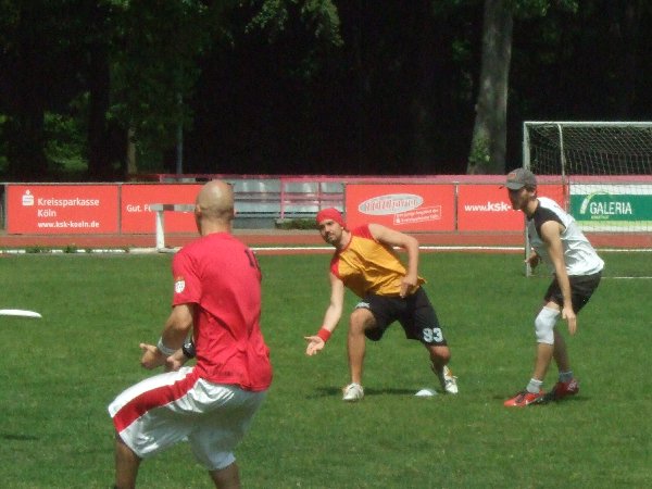 Jens Gerhards bei der Spieleröffnung mit dem Vorhandpass auf Tob Morat, rechts Martin Bierwirth in der Verteidigung