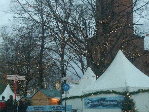 Dezente Beleuchtung am Weihnachtsmarkt am Kölner Hafen